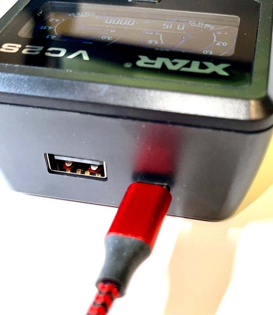 「XTAR（エクスター） VC2S 最大2Ax1/1Ax2 USB充電器」

充電用ケーブル接続時