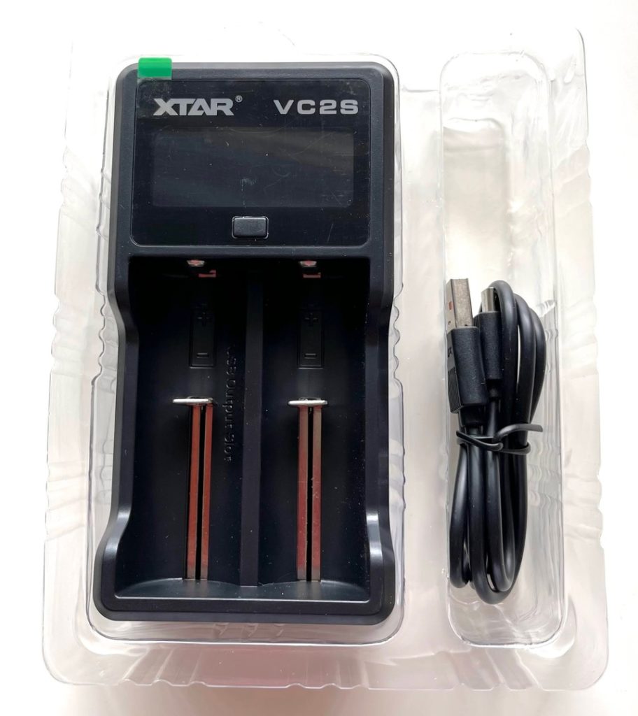 「XTAR（エクスター） VC2S 最大2Ax1/1Ax2 USB充電器」

内容物、日本語説明書付属