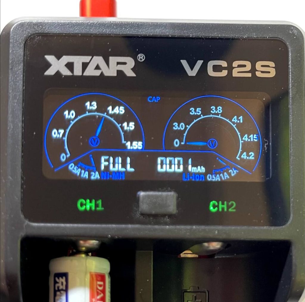 「XTAR（エクスター） VC2S 最大2Ax1/1Ax2 USB充電器」

満充電時のインジケーター